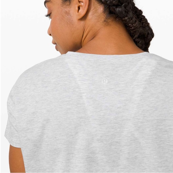 ❤️ Lululemon Cates Tee Size 4 Heathered Core Ultra Light Grey NWOT - Picture 3 of 10